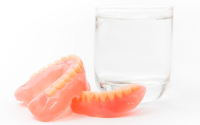 El cuidado de prótesis dentales extraíbles: consejos básicos