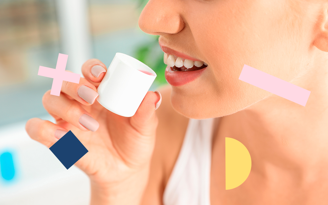 Các bác sĩ hướng dẫn khách hàng sử dụng loại nước súc miệng đặc biệt